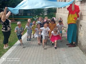 Воспитатели проводят развлечения для детей